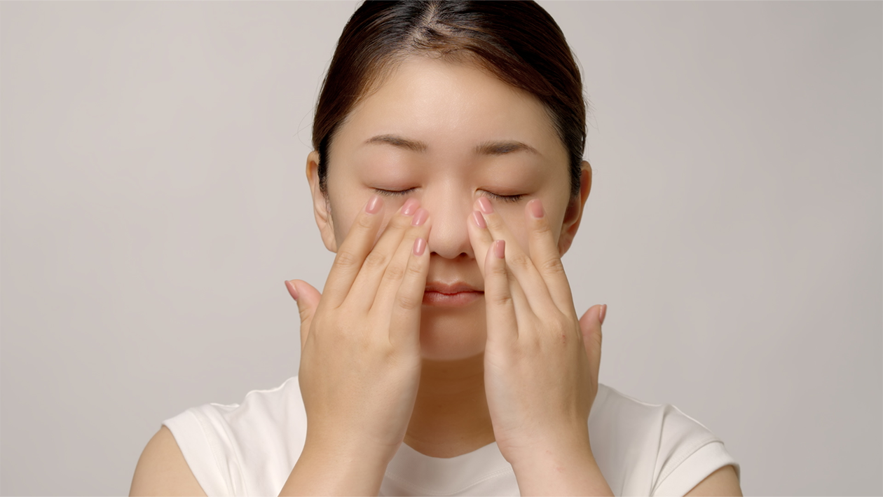 化粧水の前、目もとに「仕込む」。