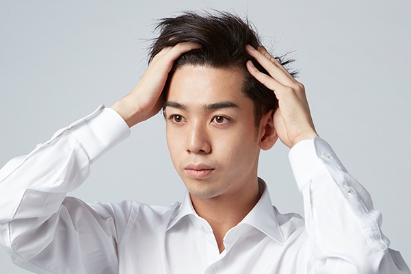 スタイリングをなじませる男性の画像