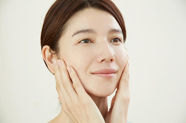 下地を塗っている女性画像