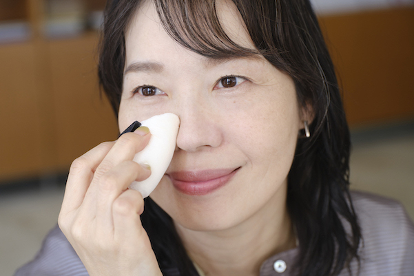 パフを少し折り、小鼻の側面に優しくフィットさせる