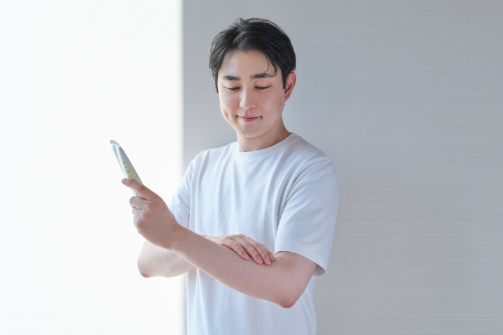 日焼け止めを塗っている男性