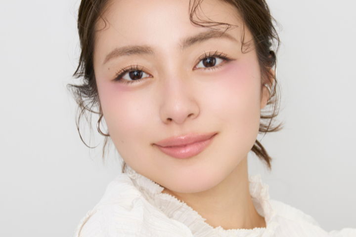 ＋αテクとして、今っぽさと甘さをプラスするチークの入れ方をご紹介