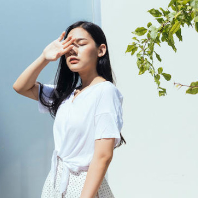 強い日差しを受けている女性