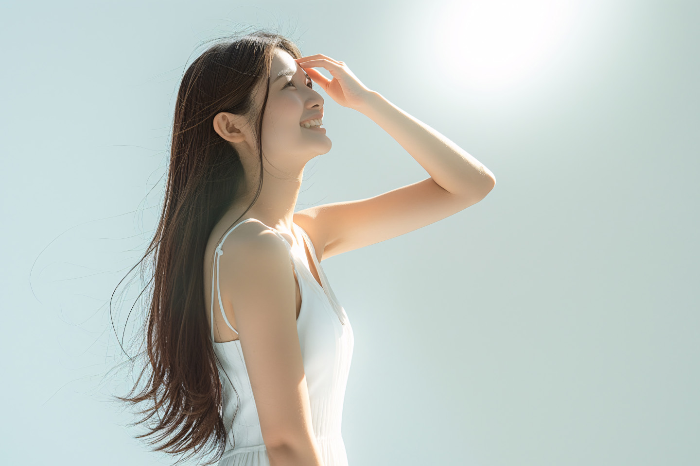 日差しを浴びている女性