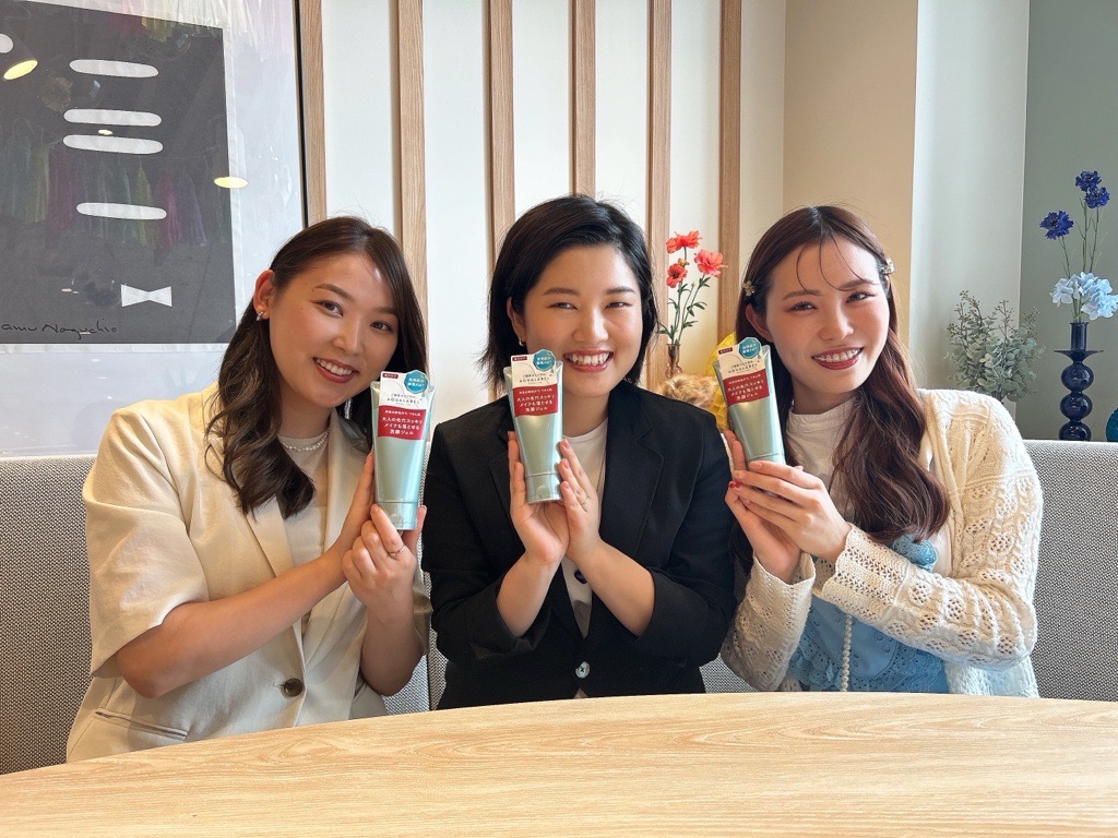 洗顔ジェルを持った3人