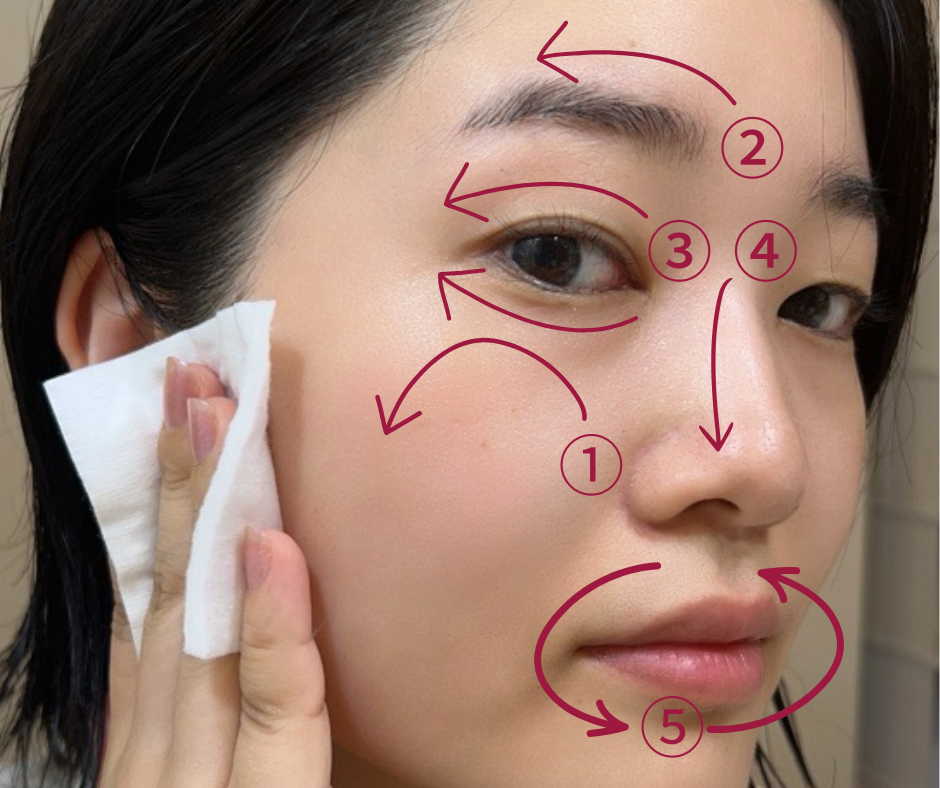 コットンで顔につけている様子