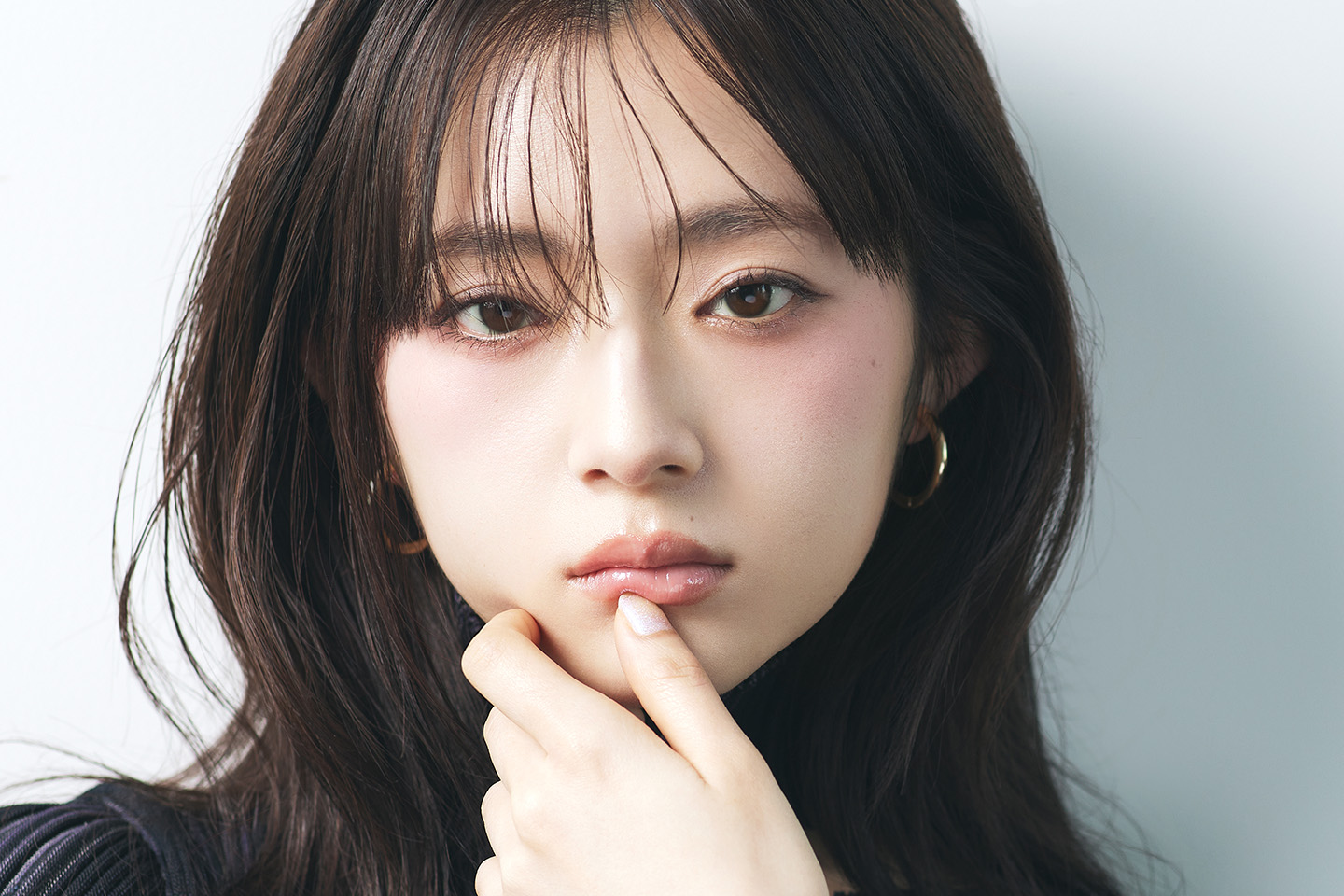 【2026年春夏トレンドメイク】<br>重心高めチークが気分♪儚さと色気が溶け合う「ケミメイク」